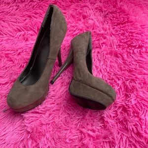 Microsuede platform heel grip sole pump in dark mushroom size 7.5